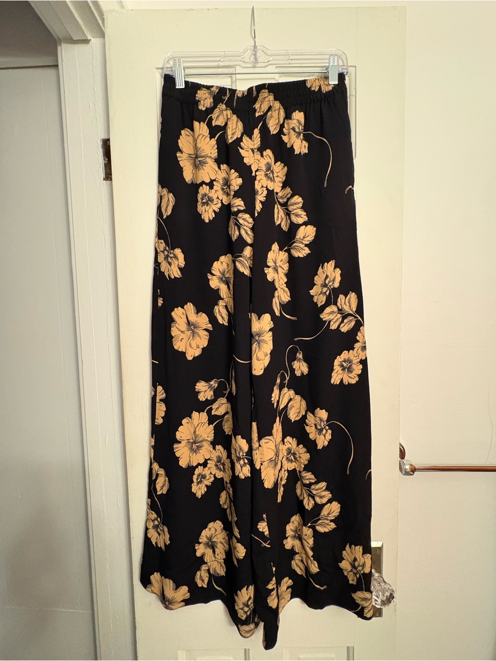 NWOT Favorite Daughter Noir Fleur Pant